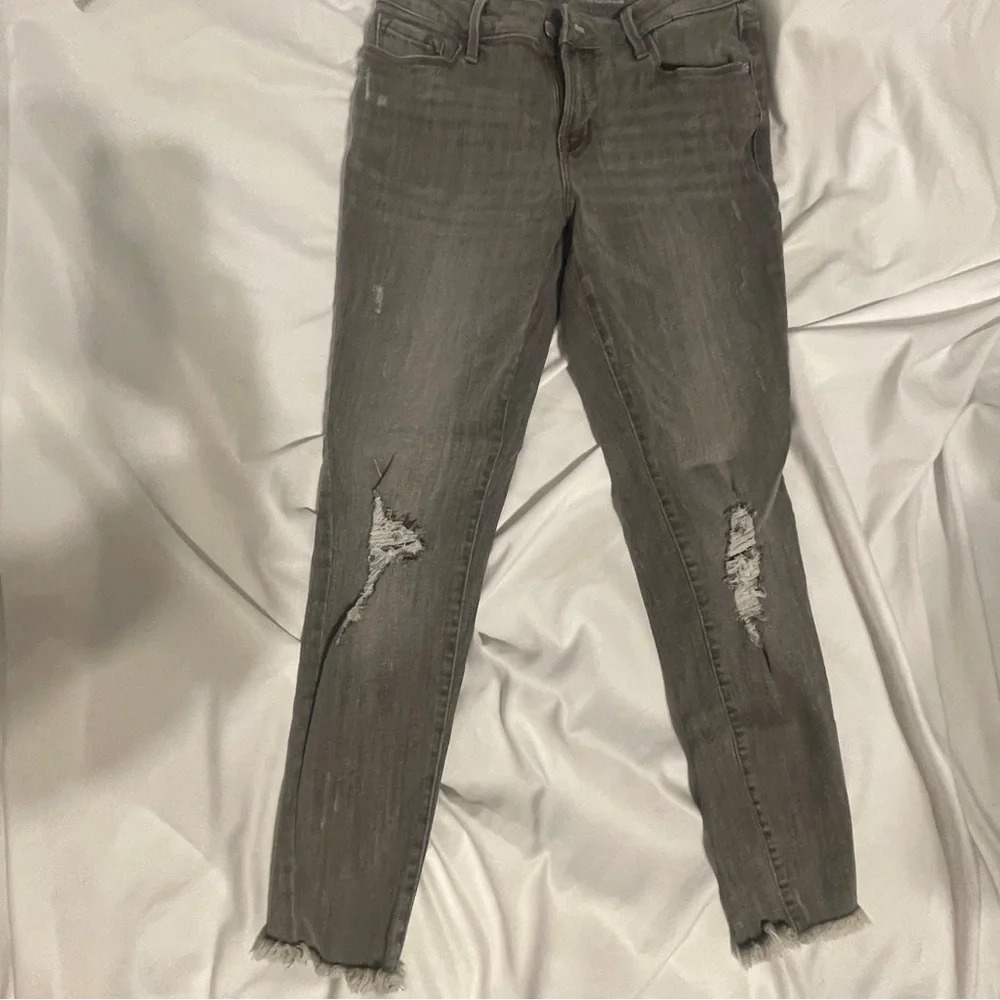 Old Navy Distressed Freyed Leg Jeans medium